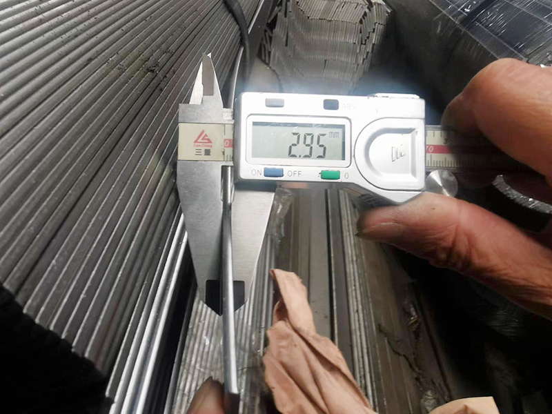 冷拉扁鋼作為一種高精度高強度的鋼材被廣泛應用于機械制造建筑和建材汽車工業等領域